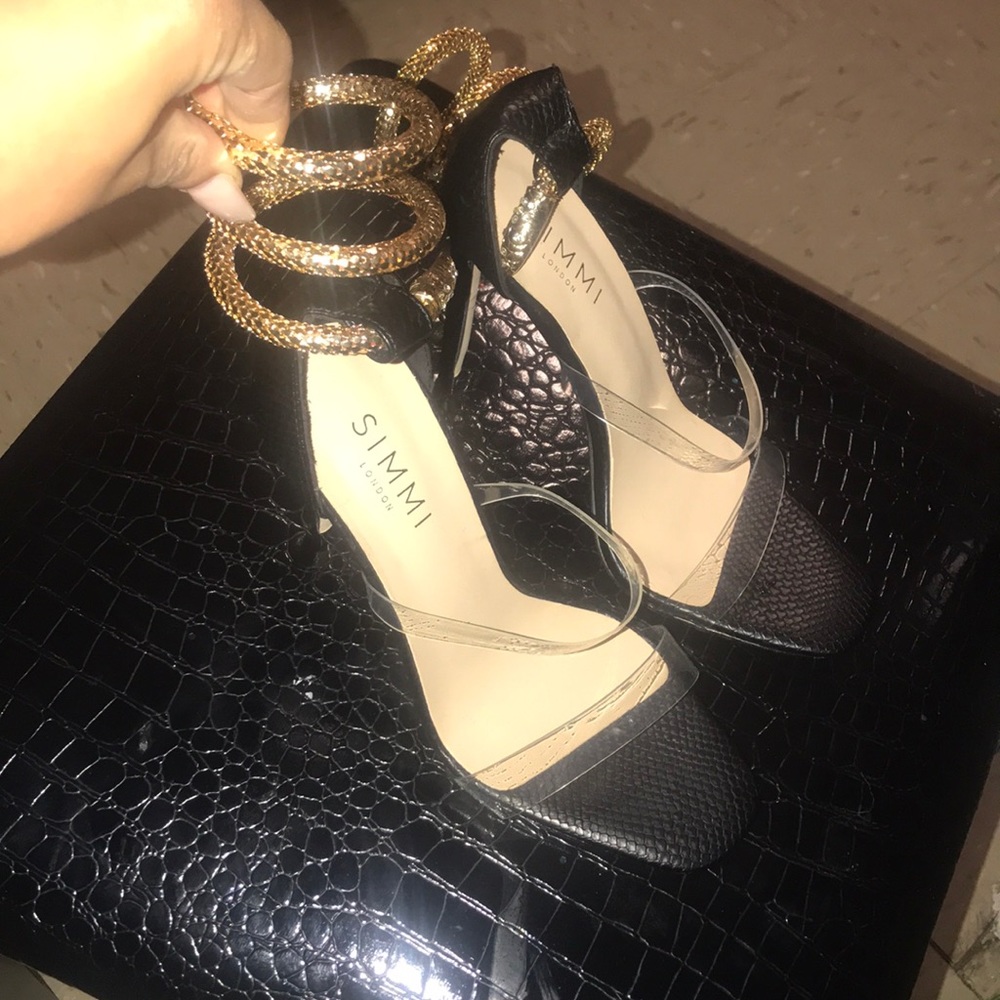 Brand new black leather shoes with snake details